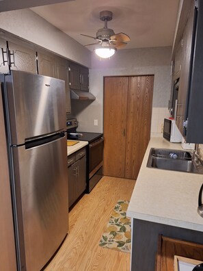 Jääkaappi, mikroaaltouuni, uuni, liesi