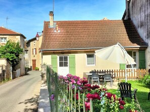 Outdoor dining - La Fleurette - CHARDONNAY (CHARDONNAY)