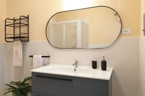 Douche, sĂšche-cheveux, bidet