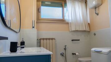 Doccia, set di cortesia gratuito, asciugacapelli, bidet