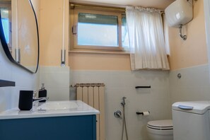 Regadera, amenidades de baño gratuitas, secadora de cabello, bidet 