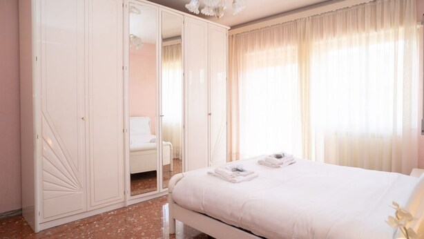 Une chambre à coucher avec un lit, une armoire et une chaise.