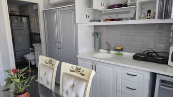 Refrigerador, microondas, parrilla de estufa y cafetera y tetera