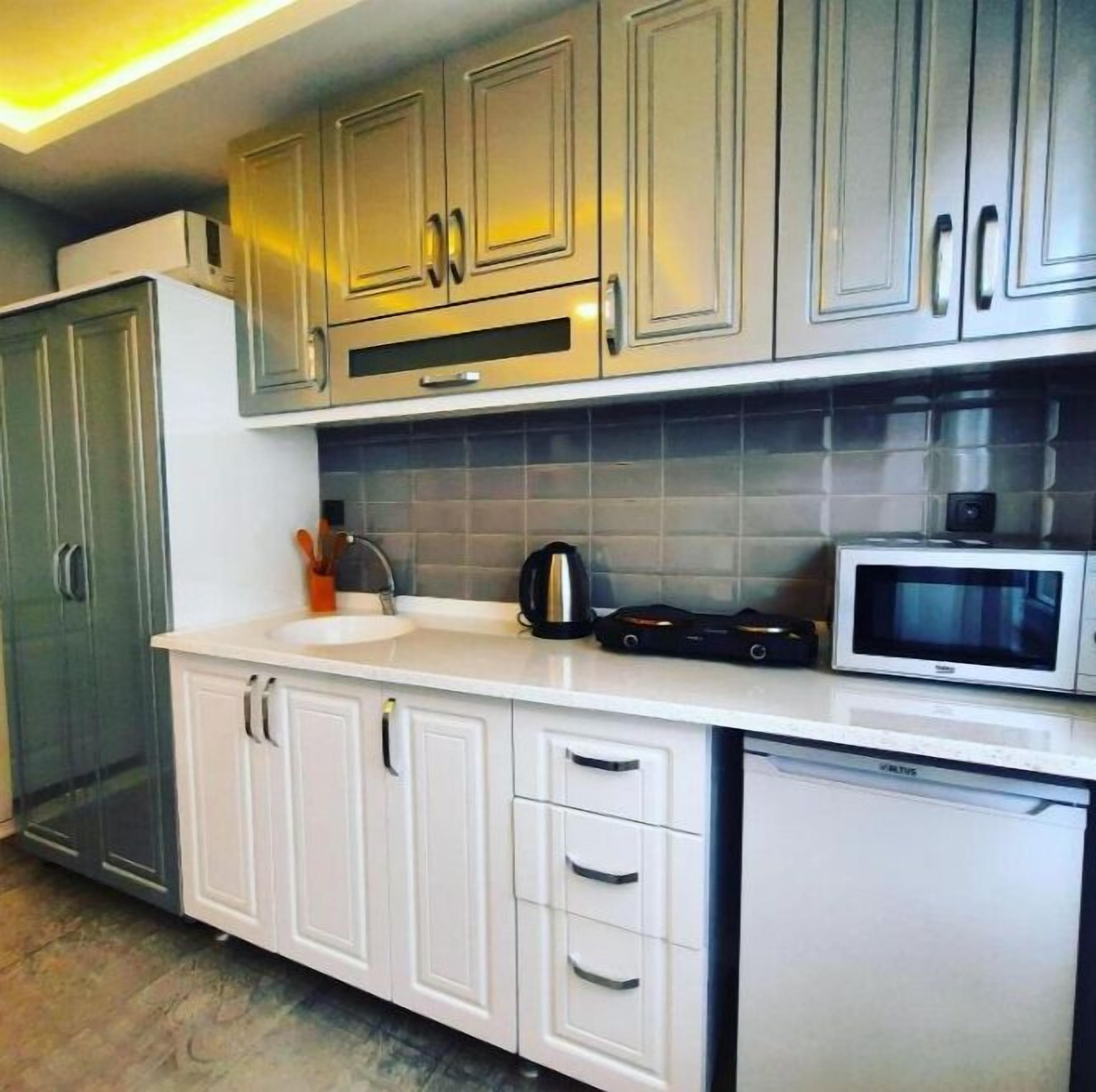 Réfrigérateur, micro-ondes, cafetière/bouilloire, bouilloire électrique