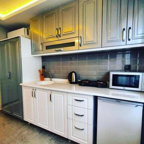 Refrigerador, microondas, cafetera y tetera y tetera eléctrica 