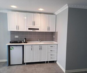 Køleskab, mikrobølgeovn, kaffe-/temaskine, elkedel