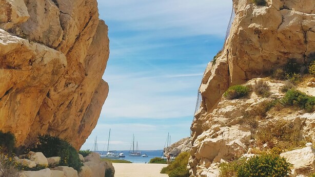 A coastal path leading to a beach with rocky cliffs on either side. - Studio on Frioul Island: at the foot of a beach and the Morgiret calanque. (Marseille)