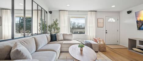 Smart TV, books, stereo, offices