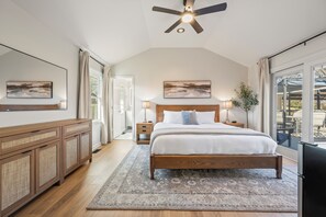 3 室のベッドルーム、デスク、アイロン / アイロン台、旅行用ベビーベッド