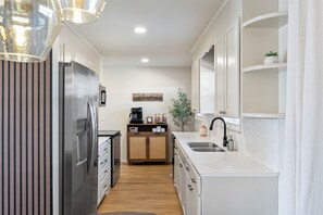 冷蔵庫、電子レンジ、オーブン、コンロ