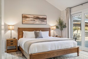 3 室のベッドルーム、デスク、アイロン / アイロン台、旅行用ベビーベッド