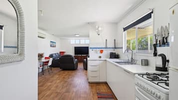 Kühlschrank, Mikrowelle, Ofen, Wasserkocher mit Kaffee-/Teezubehör