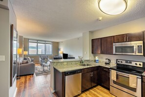 Executive Apartment, Kitchen | Private kitchen - 15 Bank (White Plains)