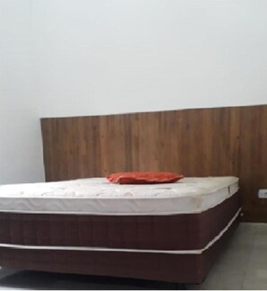 3 soverom, skrivebord og wi-fi (inkludert)