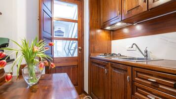 Mikrowelle, Herdplatte, Wasserkocher mit Kaffee-/Teezubehör