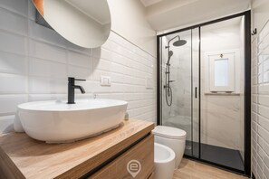 Regadera, secadora de cabello, bidet, toallas 