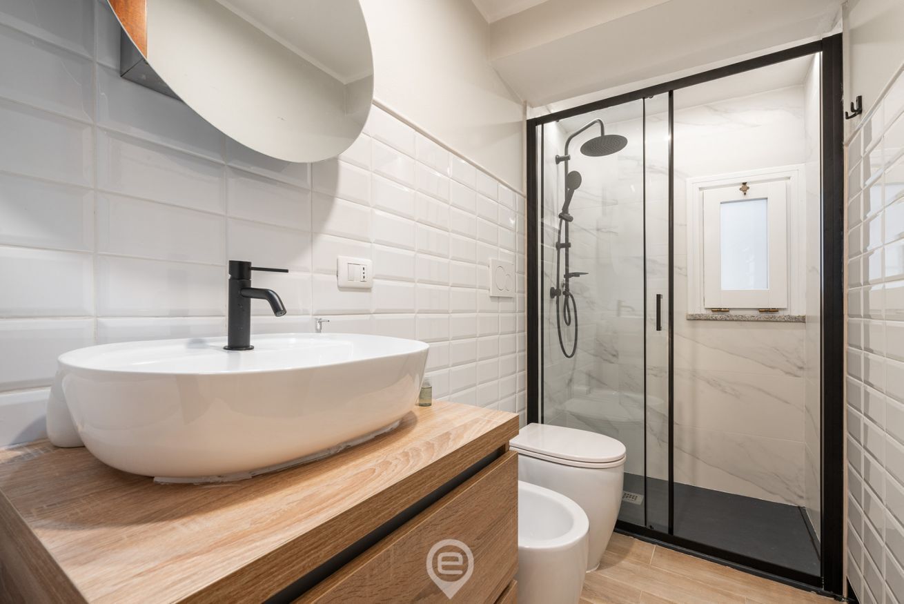 Dusche, Haartrockner, Bidet, Handtücher