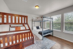3 quartos, ferros/tábuas de passar roupa, Wi-Fi, roupa de cama