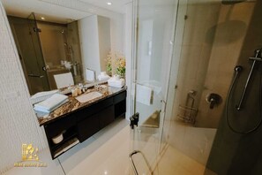 Regadera, secadora de cabello, toallas, jabón 