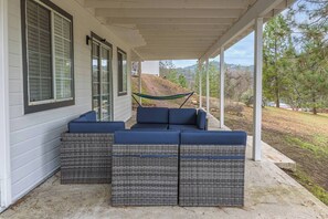 Terrace/patio - Yosemite 6BR Villa + Sleeps 20 + Hot Tub+Games (Coarsegold)