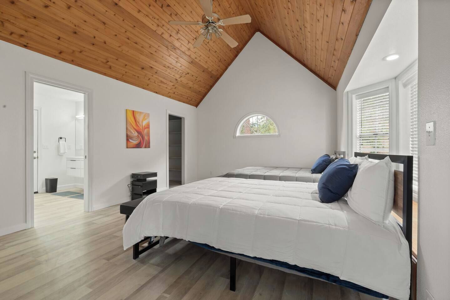 6 habitaciones, tabla de planchar con plancha, wifi y ropa de cama 