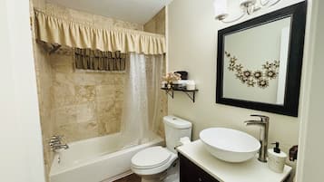 Een douche, handdoeken, zeep, toiletpapier