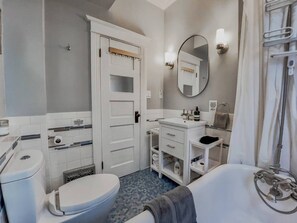 Towels, soap, toilet paper - Charming Central 3-bedroom house in Denver with firepit (Denver)