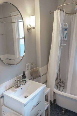 Towels, soap, toilet paper - Charming Central 3-bedroom house in Denver with firepit (Denver)