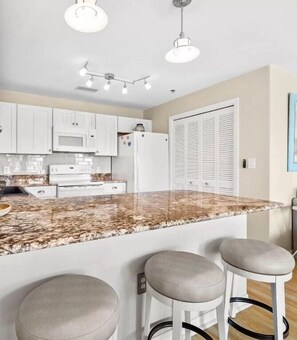 冷蔵庫、電子レンジ、オーブン、コンロ