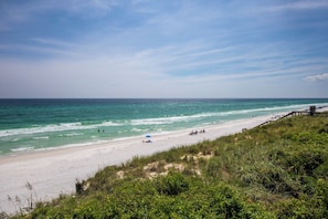 På stranden