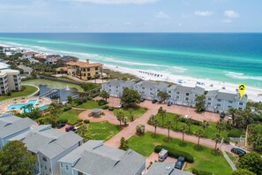Un complexe hôtelier doté de villas en bord de mer, d’une piscine et d’une plage.