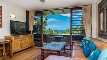 Een smart-tv, een dvd-speler en een stereo