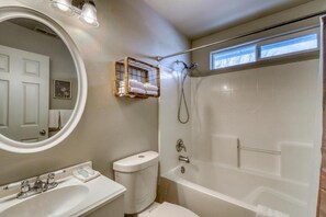 Secadora de cabello, toallas, jabón, shampoo 