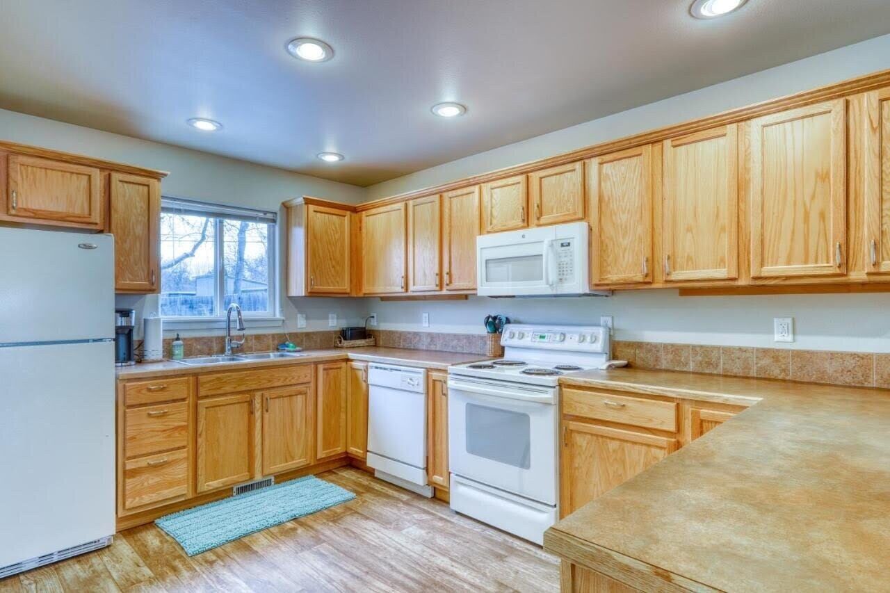 Frigorífico, microondas, horno y placa de cocina