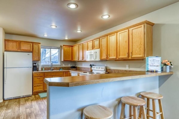 Kjøleskap, mikrobølgeovn, ovn og kokeplater