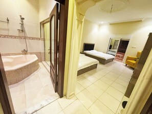 Habitación Confort con 1 cama doble o 2 individuales | Escritorio y espacio para trabajar con un portátil