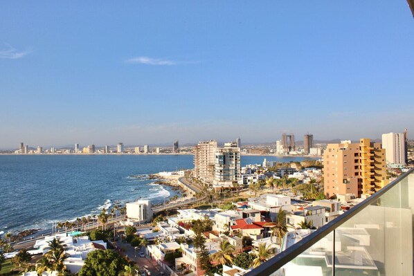 A coastal cityscape with a view of the sea, buildings, and a clear sky. - Sunset hills Apartments (Mazatlán)