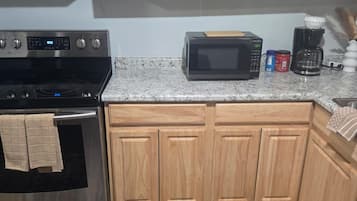 Micro-ondas, fogão, cooktop, cafeteira/chaleira