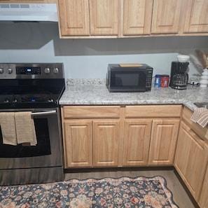 Micro-ondes, four, plaque de cuisson, cafetière/bouilloire