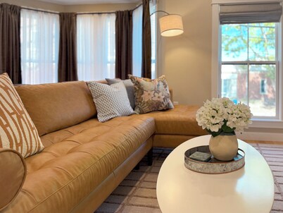 3BR Luxe ~ Elegant Design ~ DNTN ~ Deck ~ Parking