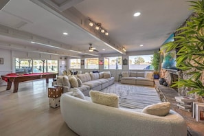 Smart TV, fireplace