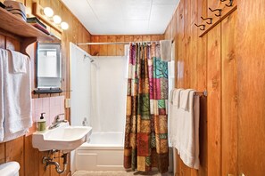 Secador de cabelo, toalhas de banho, sabonete, shampoo