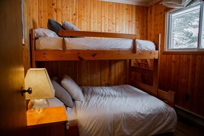 3 bedrooms, desk, WiFi, bed sheets