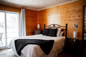 3 bedrooms, desk, WiFi, bed sheets - 3BR Lakeside Retreat with Rustic Charm & Hot Tub (Magnetawan)