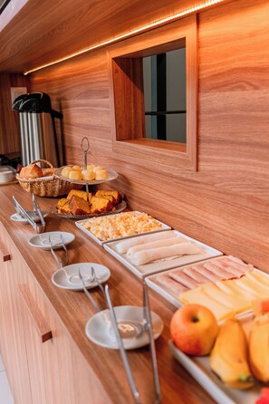 A buffet with various food items and utensils. - LOFT Bragança Suite Hotel (Bragança)