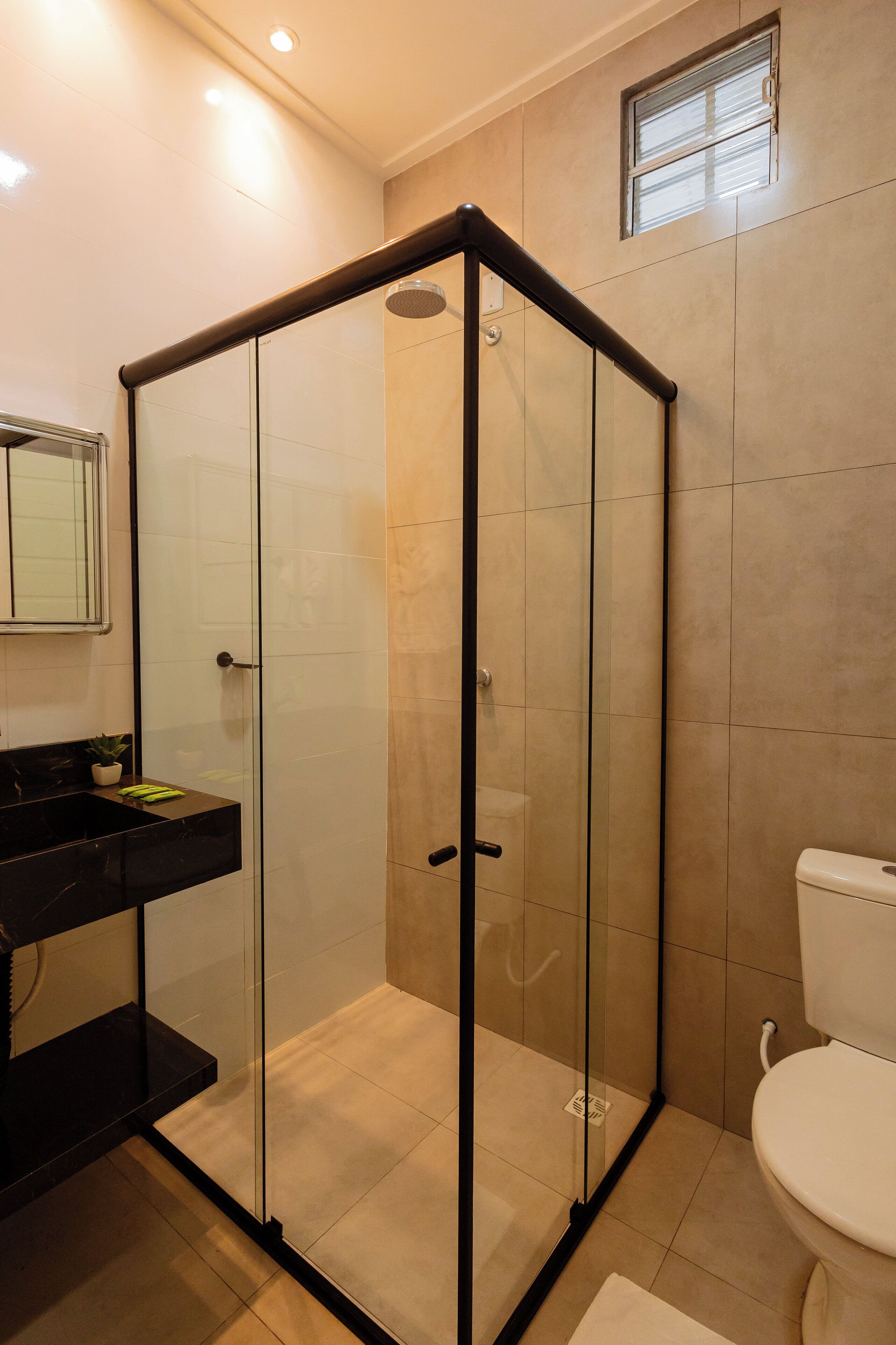 Habitación triple estándar | Baño | Regadera, toallas, jabón, papel de baño 