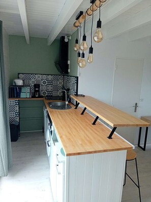 Fridge, microwave, dishwasher, cookware/dishes/utensils