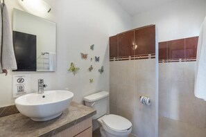 Shower, hair dryer, towels, soap - Amazing 2 bedroom apartment in downtown Tulum - Aluxe (Tulum)