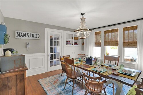 The Gypsy INN Hot Tub Downtown Franklin