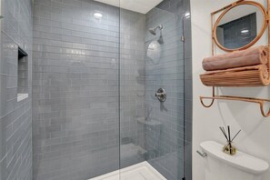Regadera, secadora de cabello, toallas, papel de baño 